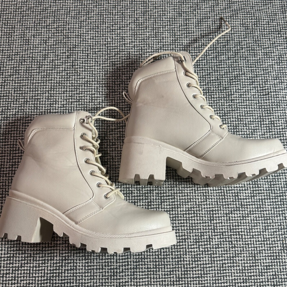 Qupid Womens Cream Faux Leather Chunky Lug Sole Combat Boots Size 9